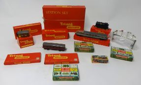 Collection of Triang OO gauge model railway including Station Set etc.