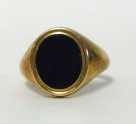 A 9ct gold gents signet ring set with onyx.