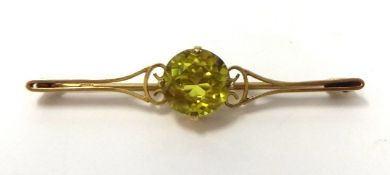 A 9ct pale peridot bar brooch, stamped .375.