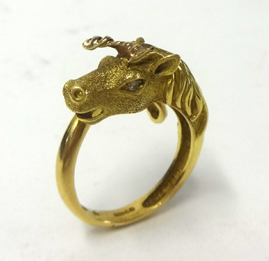 An 18ct Unicorn ring set with diamond eyes. Size L.