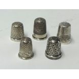 Five various silver English thimbles, approx. 17.40g.