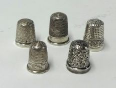 Five various silver English thimbles, approx. 17.40g.