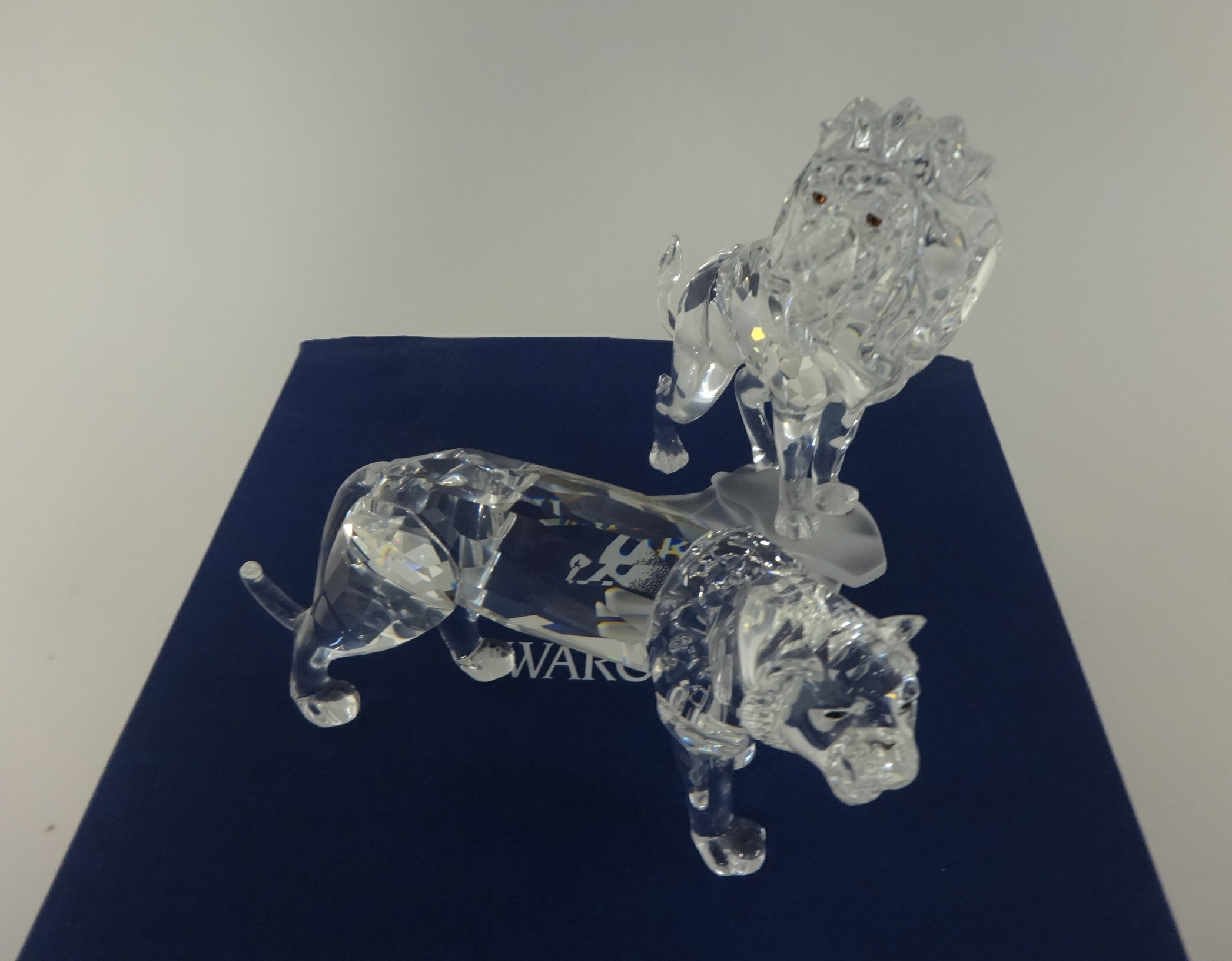 Swarovski Crystal glass Lion, Tiger, both with certificate and stands (2).