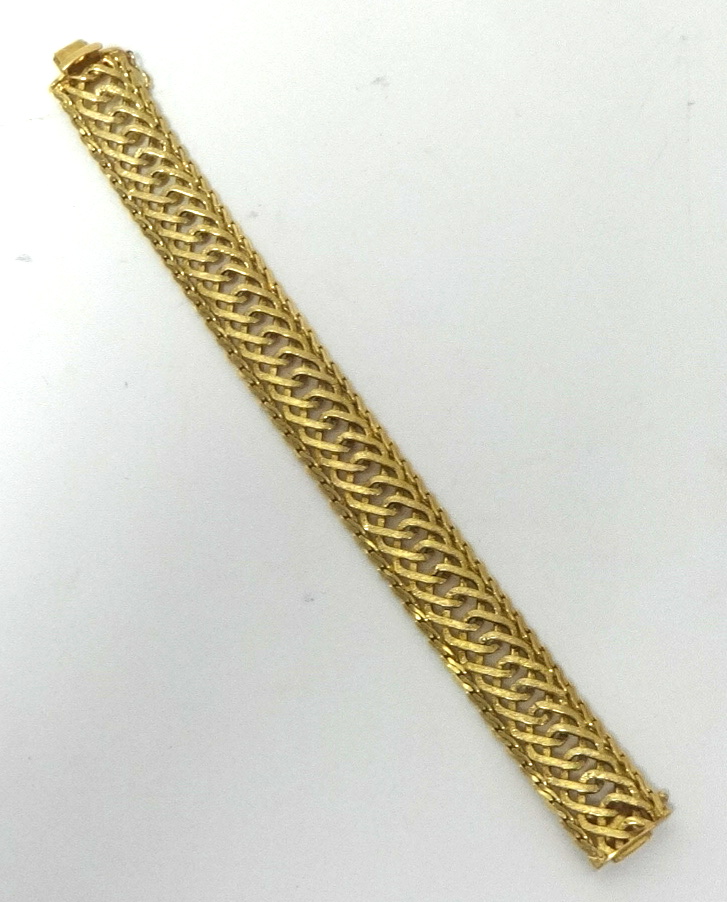 A 14K yellow gold bracelet, interlaced design. 19 x 1.10cm