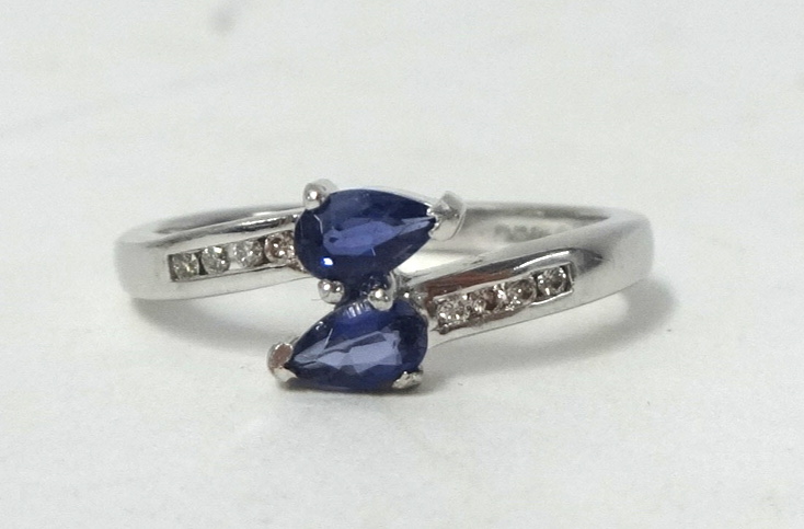 A 9ct white gold tanzanite and diamond set ring, size M.