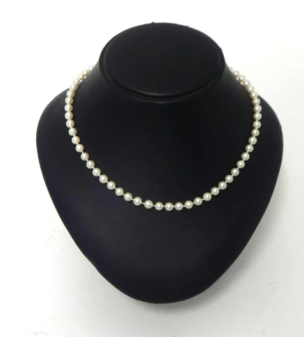 2 strings of white pearls.1 string round cultured pearls with and 18K clasp (set with a single - Image 2 of 2