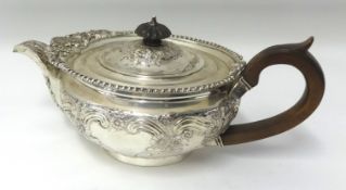 Edwardian Goldsmiths and silversmiths squat silver tea pot approx 26.5oz