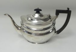 An Edwardian Chester silver teapot, approx 16oz.