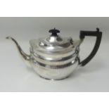 An Edwardian Chester silver teapot, approx 16oz.