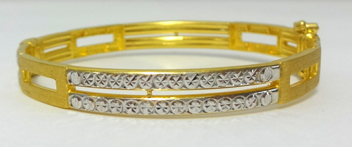 A 22ct gold bangle, stamped 916, approx 17.80gms