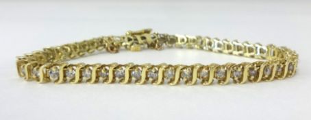 A diamond bracelet set with 49 stones, in yellow gold, length 20cm.