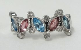 An 18ct pink and blue topaz ring, finger size O 1/2.