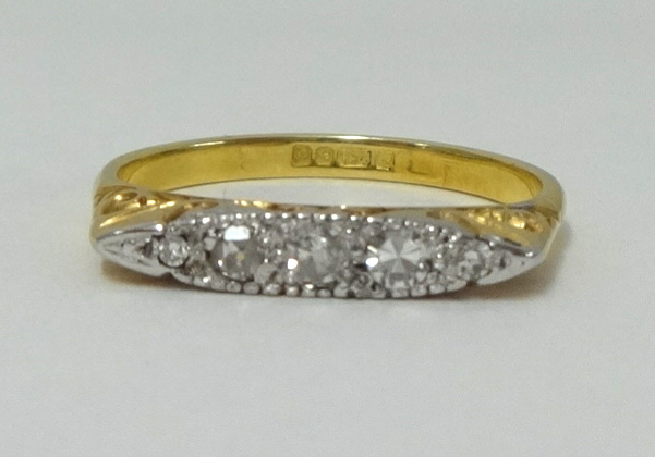 An 18ct five stone mixed cut diamond set boat shape ring, finger size M, 2.50gms.