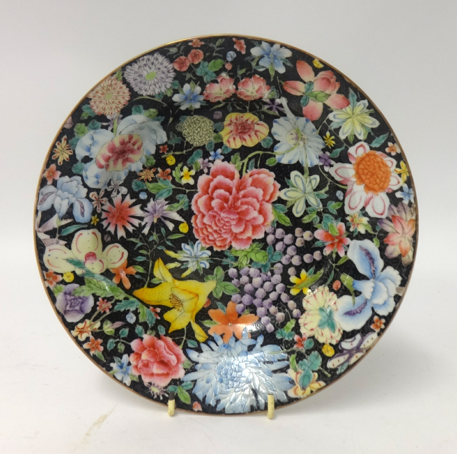 A Chinese Thousand Flowers dish early 20th century, 21.5cm width