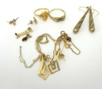 A mixed lot of gold jewellery including drop earrings, etc, approx 10gms.