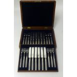 An Edwardian Sheffield silver 12 setting dessert set in fitted case oak case, 'HH'.