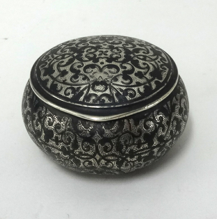 A Russian neillo silver and gilt box, approx 37gms. - Image 2 of 2