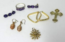 Mixed lot of jewellery including various gold earrings, including a pair of 18ct gold hoop earrings,