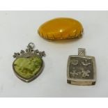 An Oriental yellow metal brooch, set with possibly yellow amber, approx 35mm, stamped 'RK8', a '