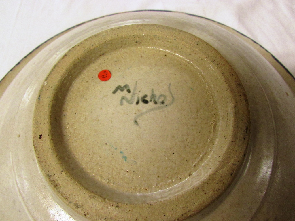 Raku style pottery bowl, exterior in plain cream glaze, interior with borders of shaped outlines - Image 5 of 5