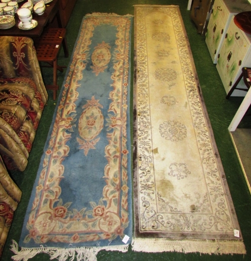 BEIGE GROUND FLORAL PATTERNED FLOOR RUNNER WITH TASSELLED ENDS