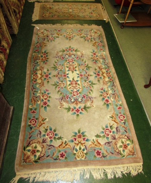 LARGE BEIGE GROUND RECTANGULAR FLOOR RUG WITH FLORAL DESIGN AND TASSELLED ENDS AND MATCHING