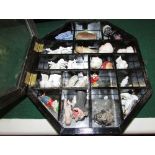 SMALL TABLE TOP COMPARTMENTED GLAZED DISPLAY CASE WITH CONTENTS OF SMALL DECORATIVE ITEMS