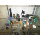 SHELF OF POLISHED AND CARVED STONE ORNAMENTS INCLUDING BUDDHA, CAT AND BIRDS, POLISHED STONE