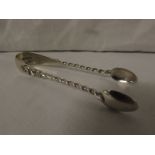A pair of Edwardian silver sugar tongs with twisted stems and Apostle figures, marks for London,