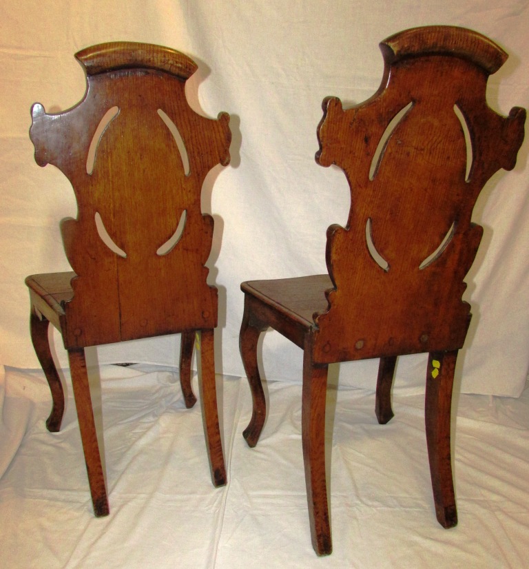 Pair of 19th century oak hall chairs with scrolled and pierced shield shaped backs with stylized - Image 4 of 4