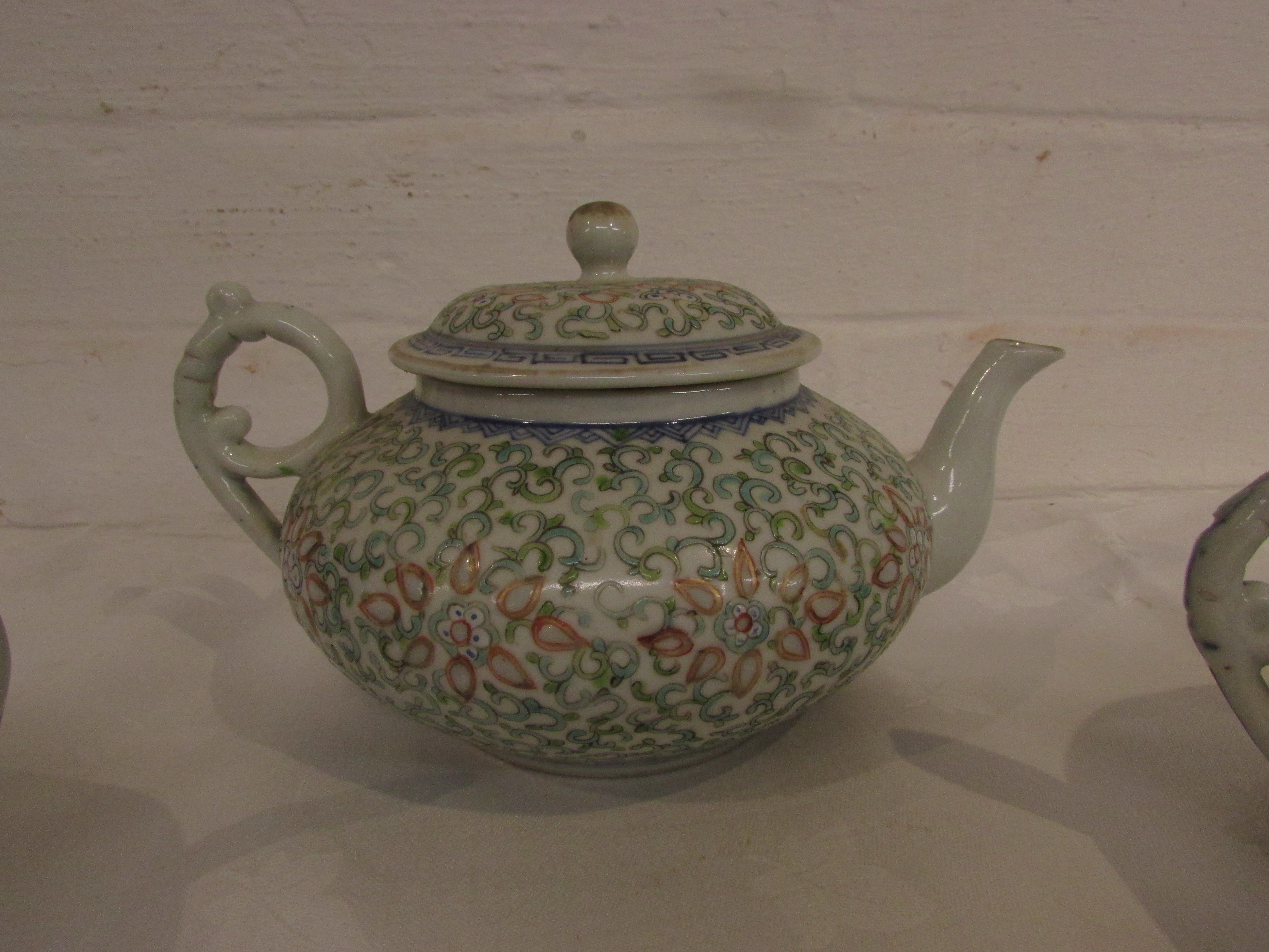 Chinese three-part tea set comprising teapot, lidded sugar bowl and milk jug, thick white - Image 2 of 5