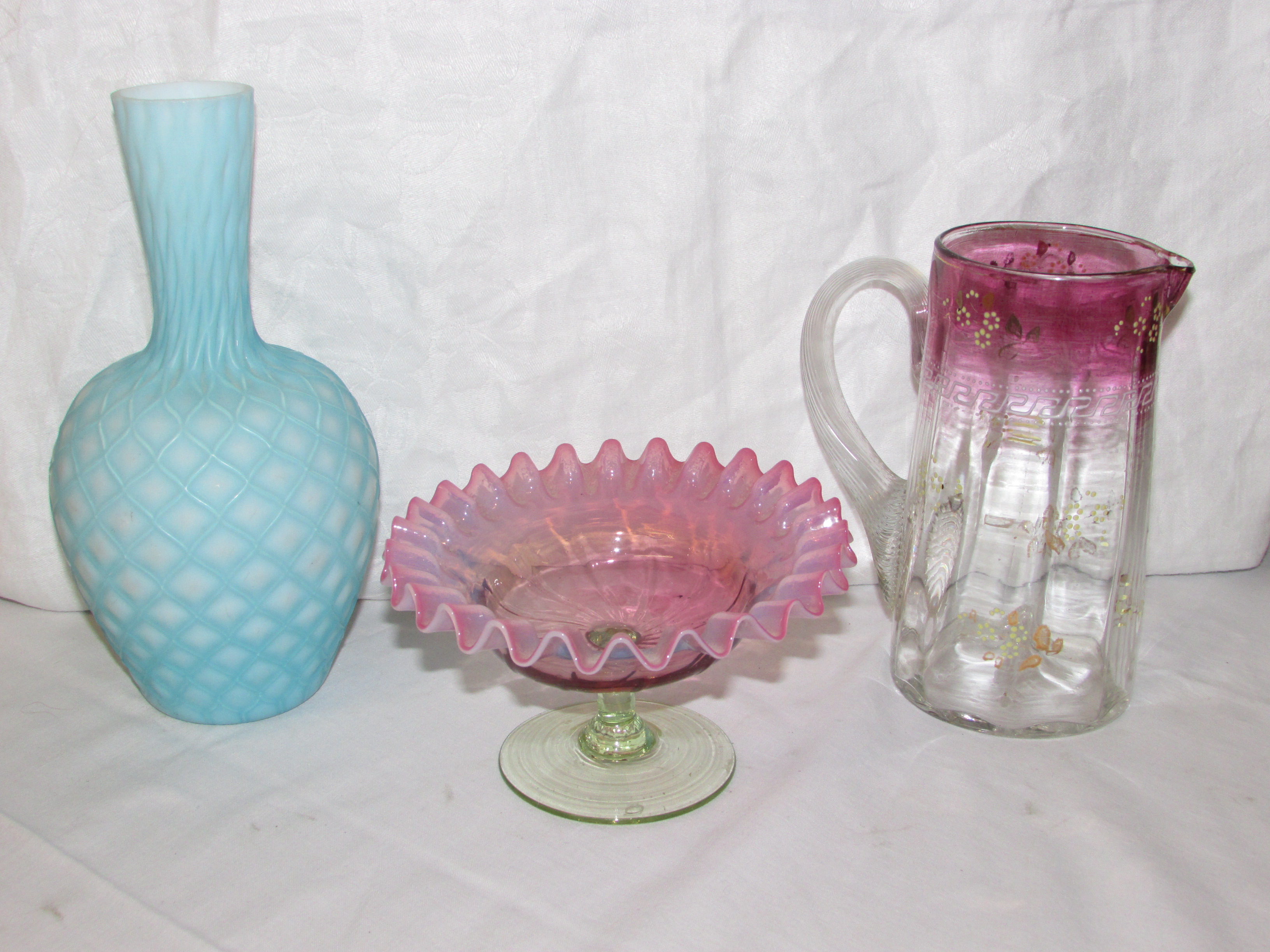 A Victorian pink and green glass bon bonier with crepe rim (diameter 15cm); a blue and white