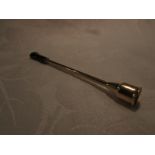 Gold cigarette holder stamped 14K with green plastic mouthpiece, length 9.7cm (5g)