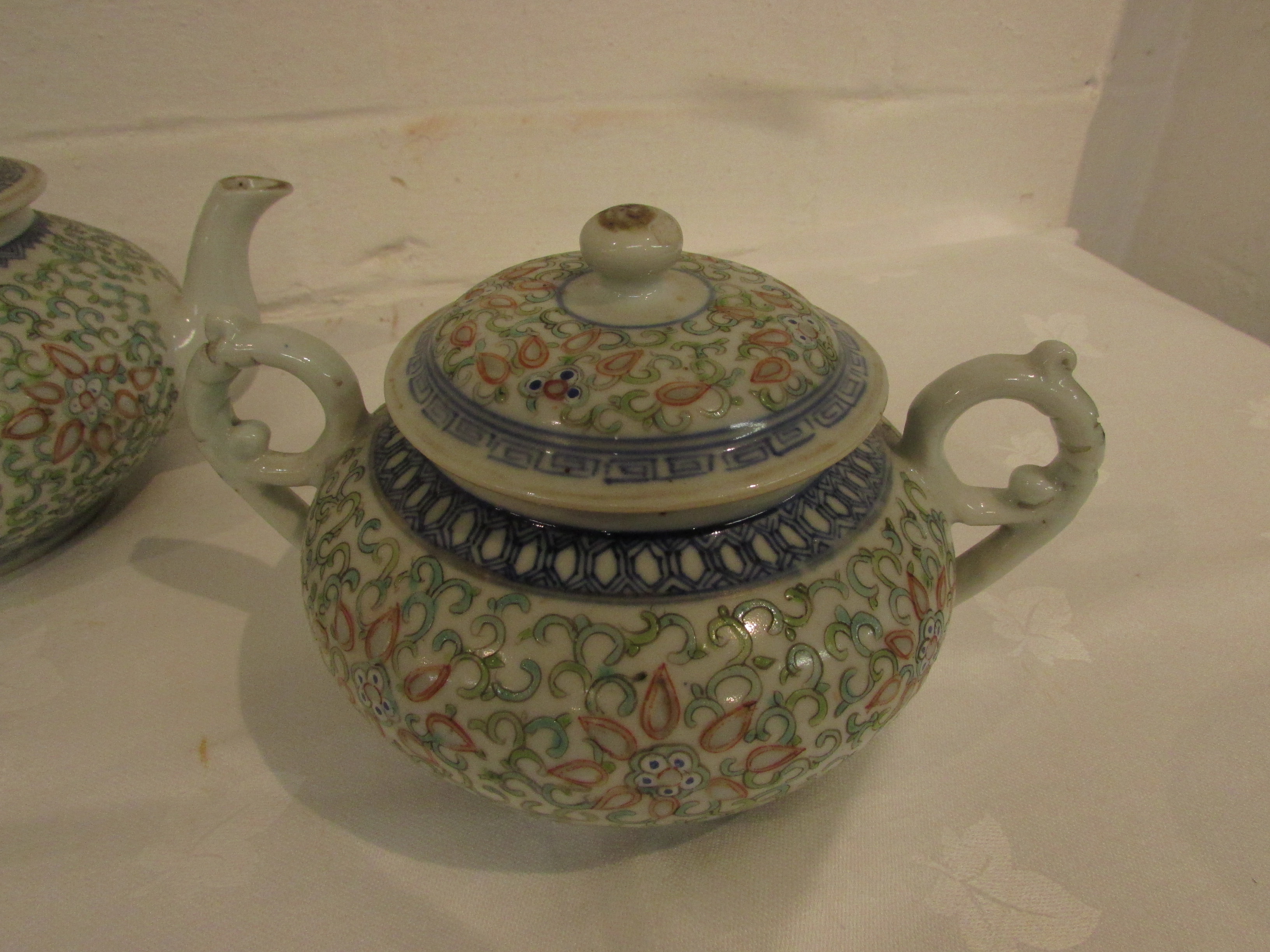 Chinese three-part tea set comprising teapot, lidded sugar bowl and milk jug, thick white - Image 3 of 5