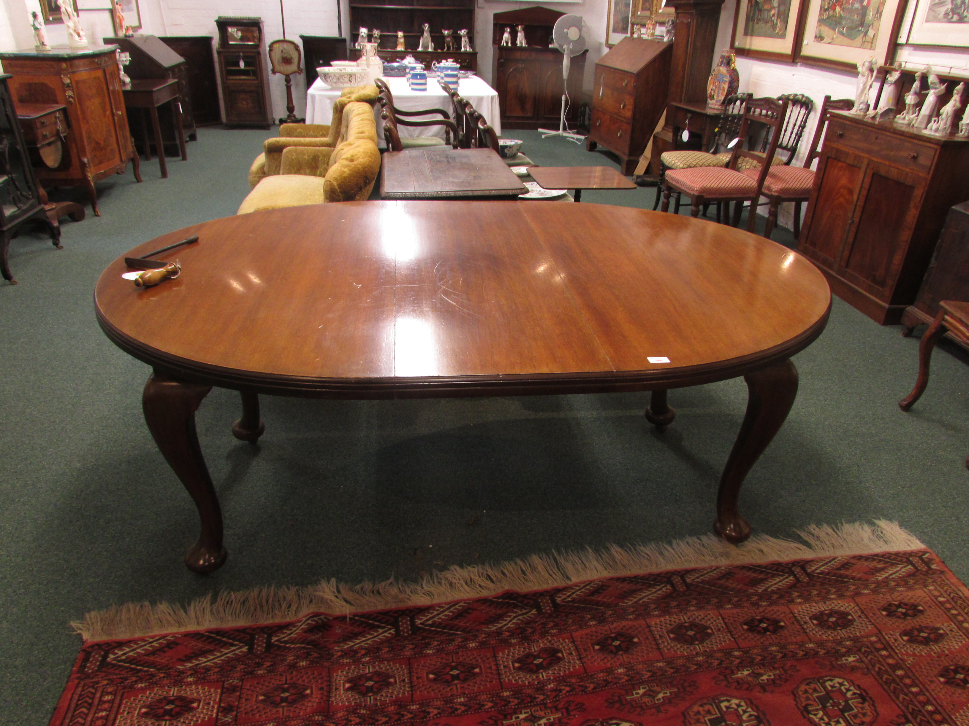 Victorian D-end wind-out extending mahogany dining table on cabriole legs with pad feet and brown - Image 2 of 2