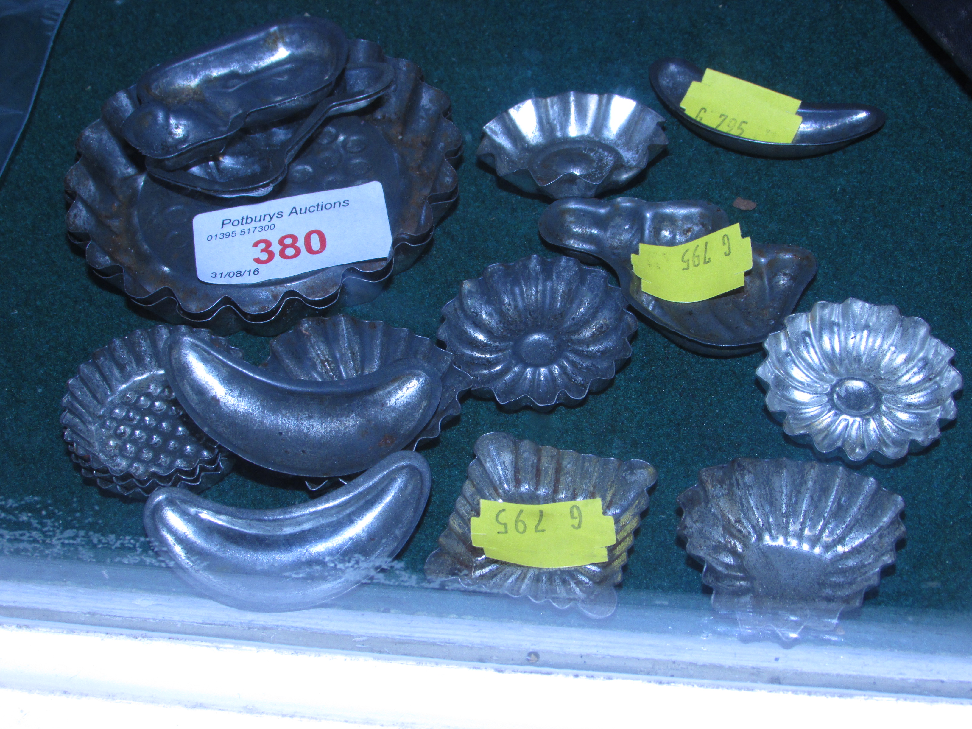 SMALL QUANTITY OF VINTAGE METAL SWEET MOULDS