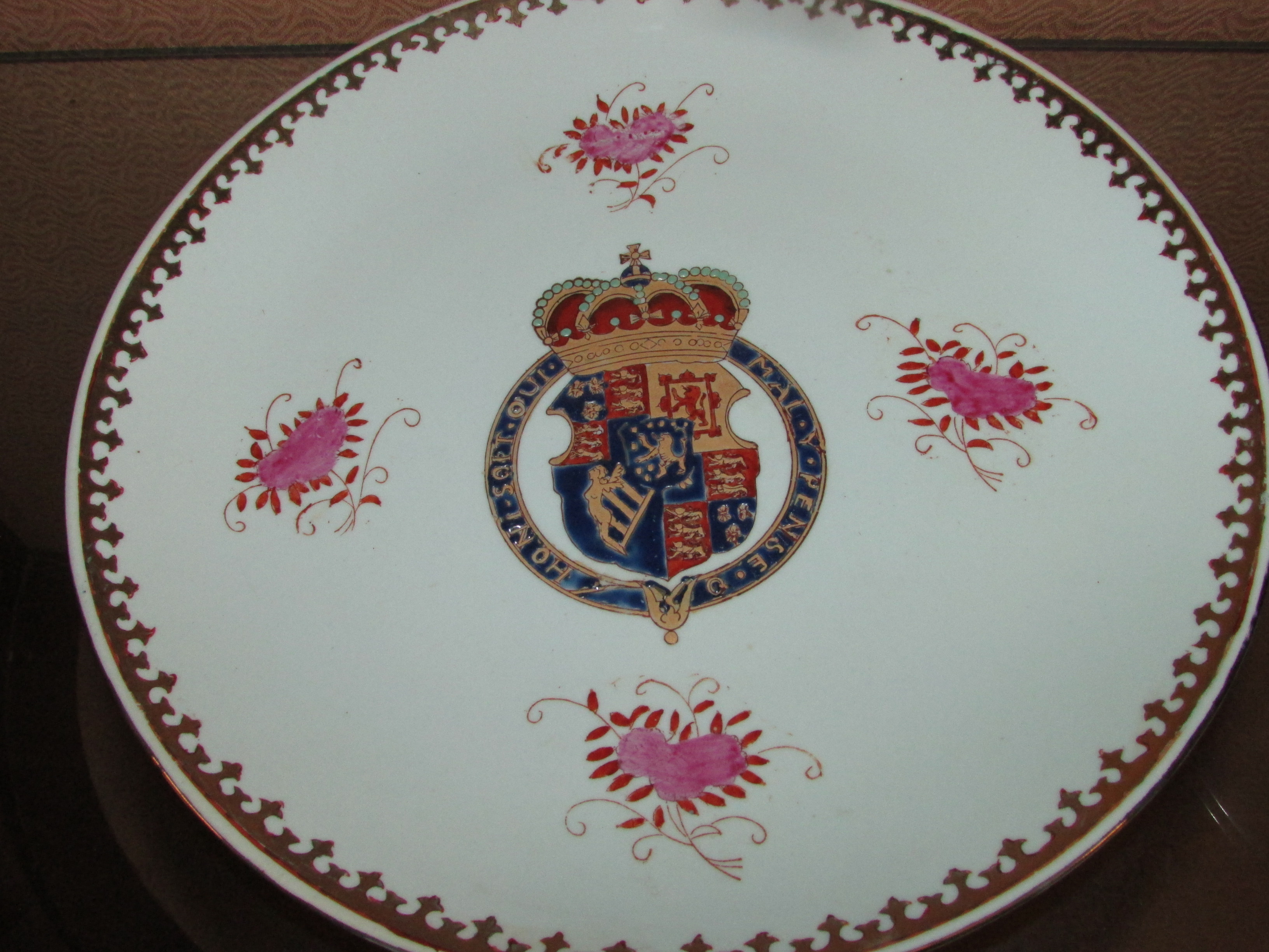 JAPANESE STYLE PLATE ENAMELLED WITH CRANES AND MOUNTAIN, A PLATE WITH ARMORIAL ENAMELLING, AND A - Image 3 of 4