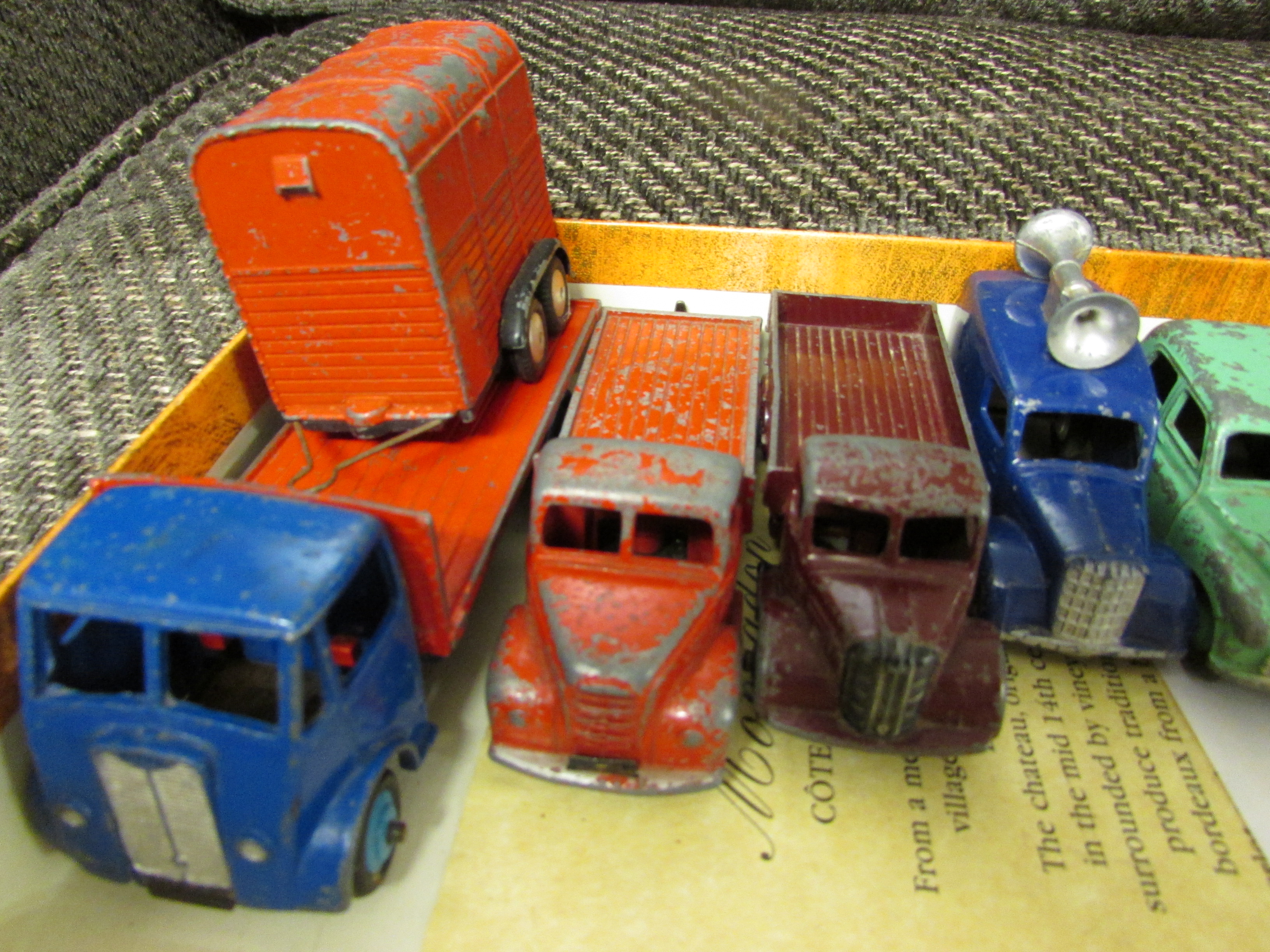 DINKY MODEL CARS AND COMMERCIAL VEHICLES - Image 2 of 3