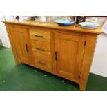 MODERN LIGHT OAK SIDEBOARD WITH THREE CENTRAL DRAWERS AND SINGLE CUPBOARD TO EITHER SIDE