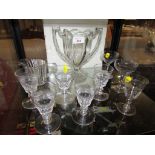 SMALL SELECTION OF GLASSES (SOME WITH ENGRAVED DECORATION), SMALL GLASS JUG AND GLASS VASE IN FORM