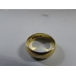 22ct gold wedding ring, British hallmarks, 6.5g