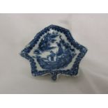 Porcelain pickle dish modelled as a leaf with serrated edge, blue and white willow pattern