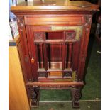 SMALL CARVED OAK SINGLE DOOR CABINET WITH BEVELLED GLASS PANELS AND BRASS HINGES (A/F)