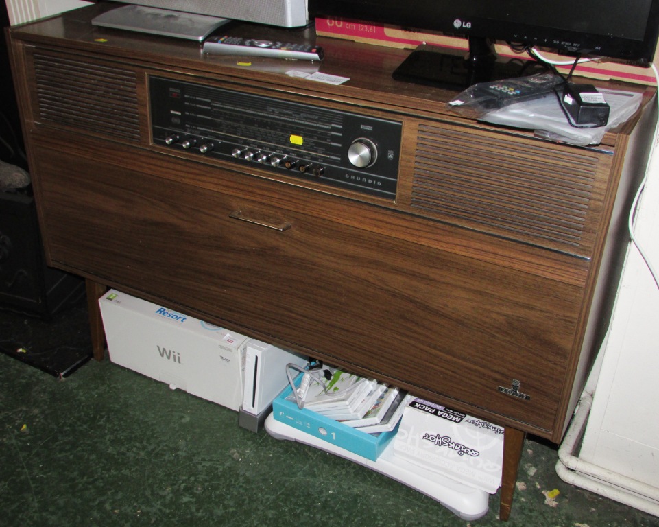 VINTAGE GRUNDIG RADIOGRAM IN WOOD CASE