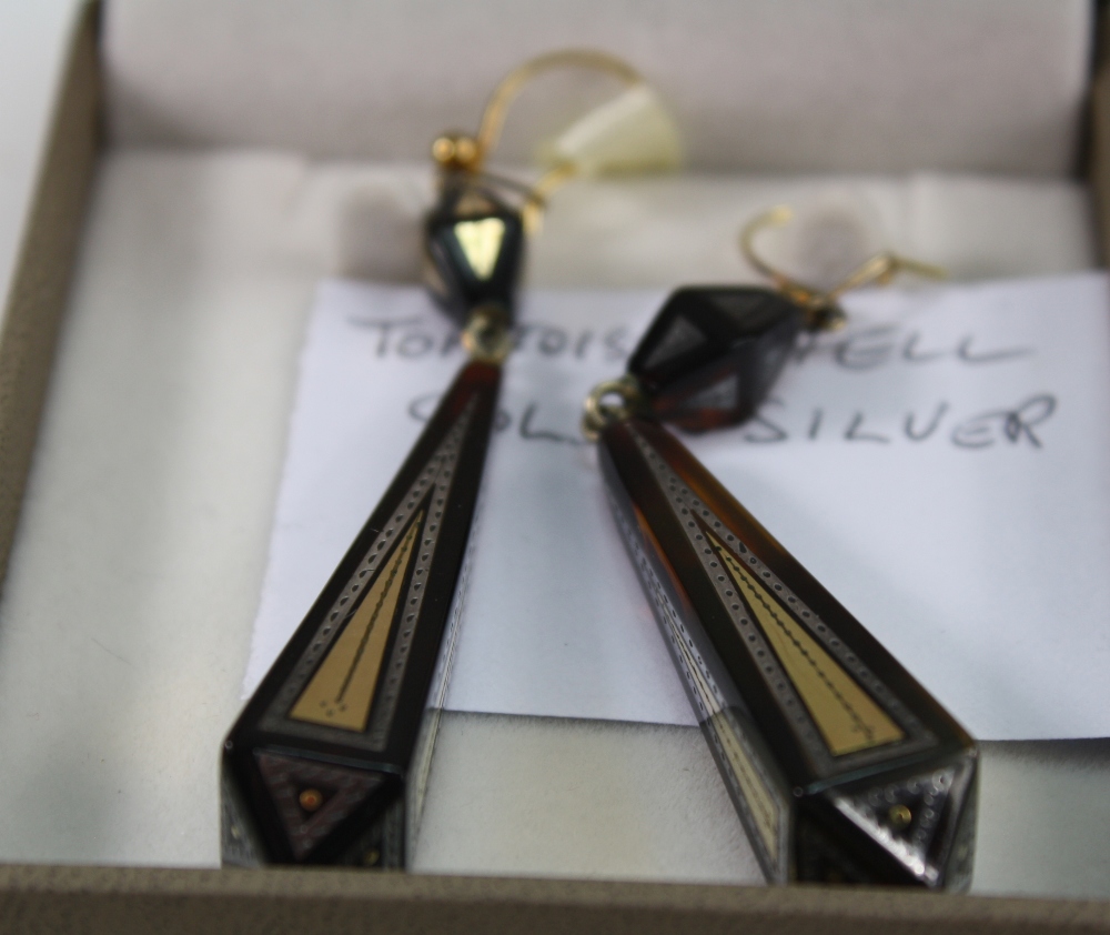 Pair of unusual silver and Tortoiseshell drop earings with gold ear fittings (2) - Image 3 of 3