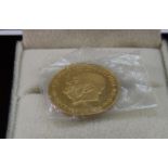 Sir Winston Churchill 18ct gold commerative coin, (3.