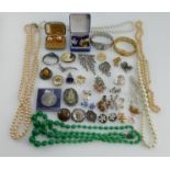 A collection of good vintage costume jewellery to include pearl and bead necklaces, brooches,