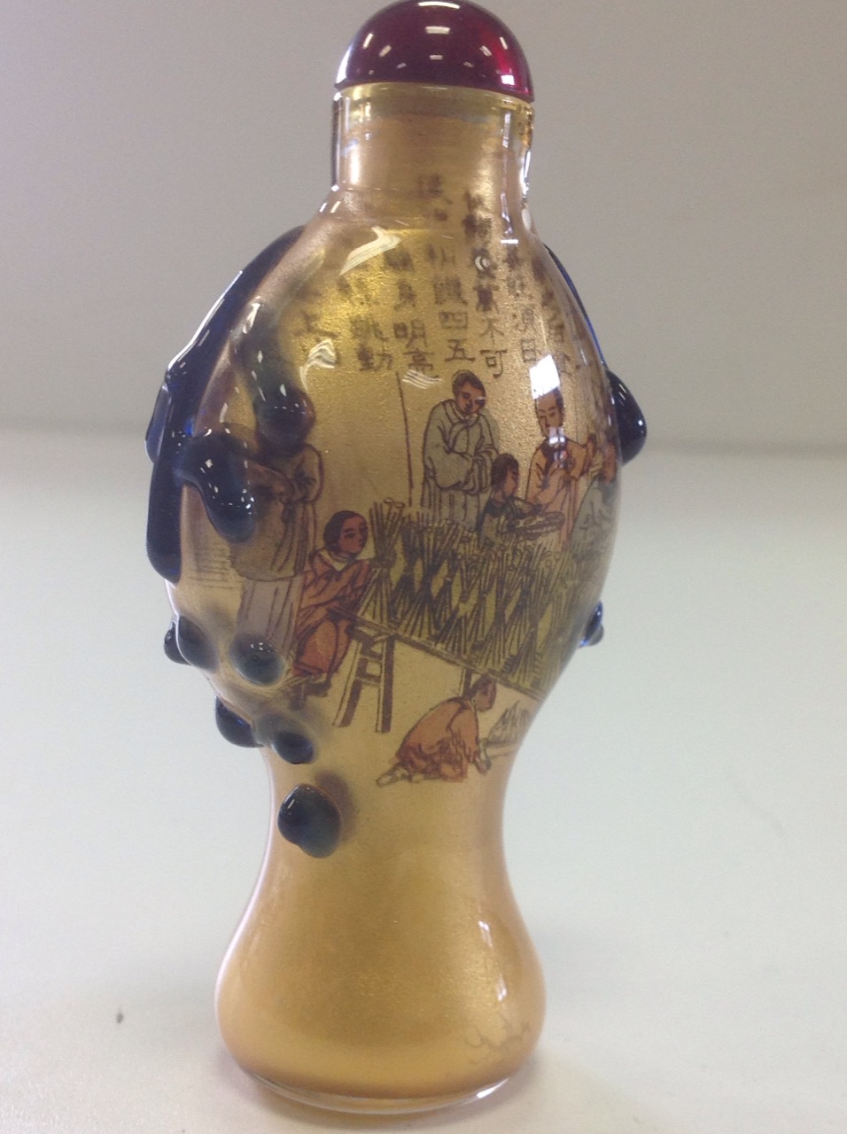 An interior painted Chinese glass snuff bottle of baluster shape, mounted with trailing green - Image 3 of 3