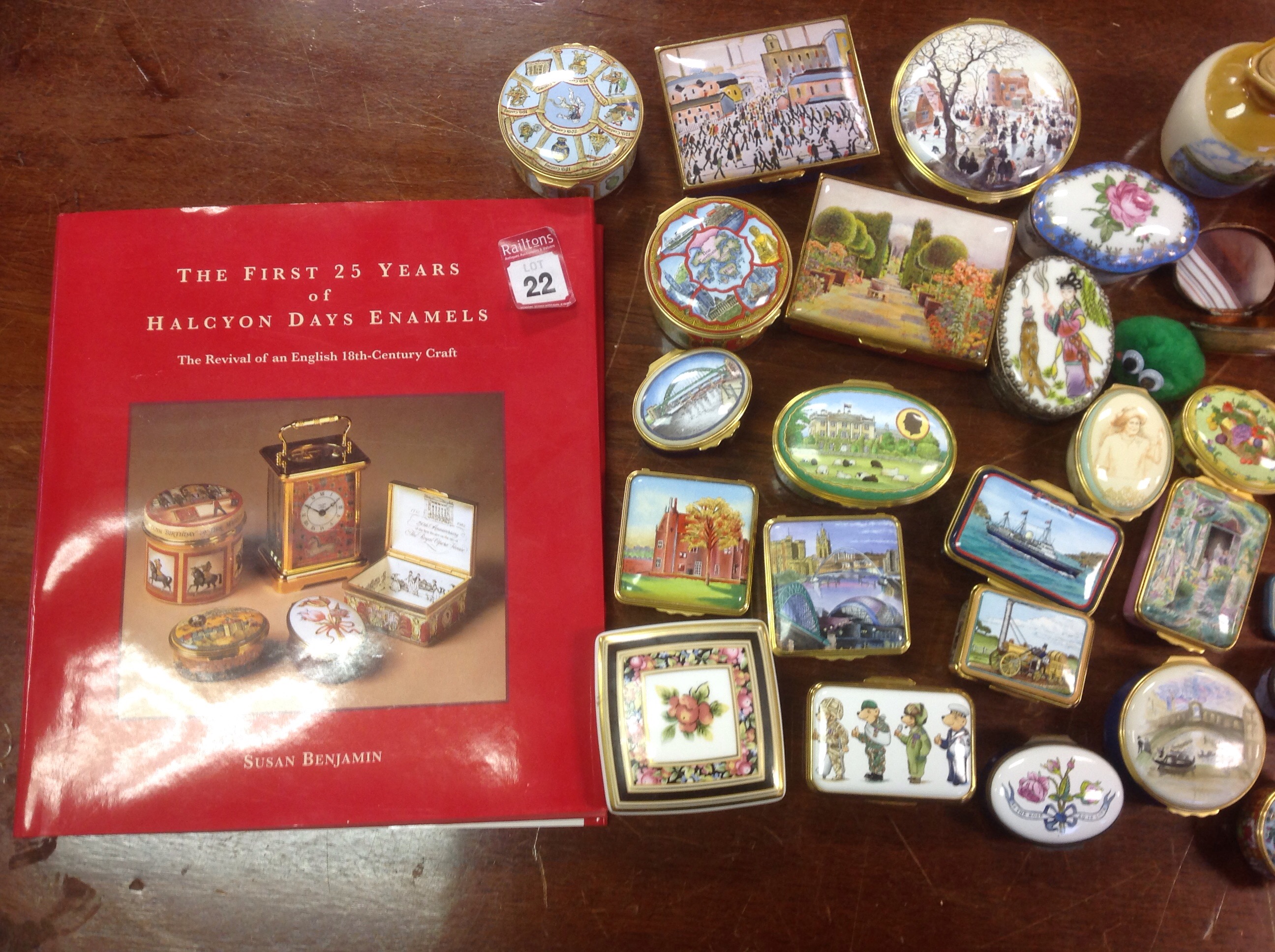 A collection of miniature boxes and ornamental items including Wedgwood, Halcyon enamels, - Image 3 of 3