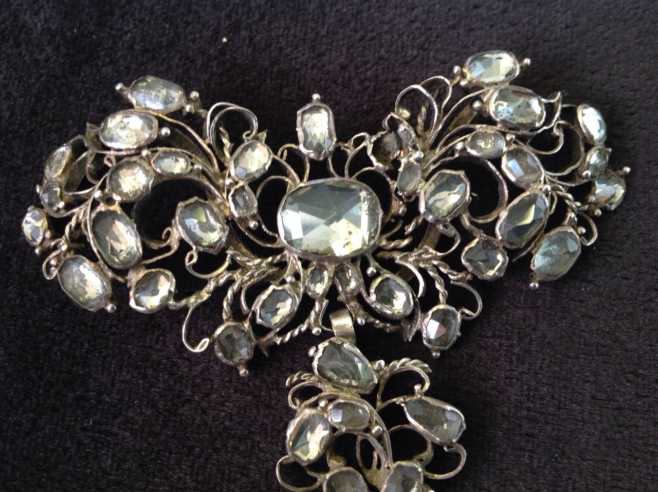 An antique belle Èpoque brooch/pendant stomacher, the antique piece in the form of spray foliate - Image 2 of 3